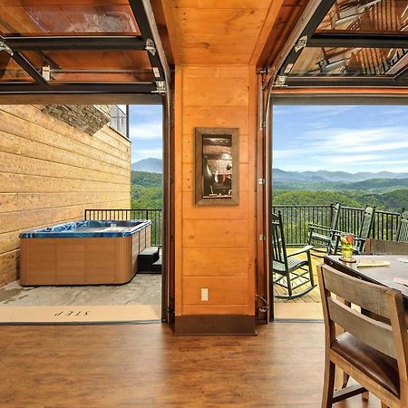 Skyview Mansion:13Bdrm, 17Bath, Sleeps 70, Indoor Pool, Amazing Views Villa Pigeon Forge Dış mekan fotoğraf