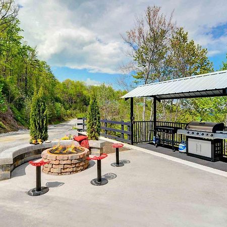 Skyview Mansion:13Bdrm, 17Bath, Sleeps 70, Indoor Pool, Amazing Views Villa Pigeon Forge Dış mekan fotoğraf