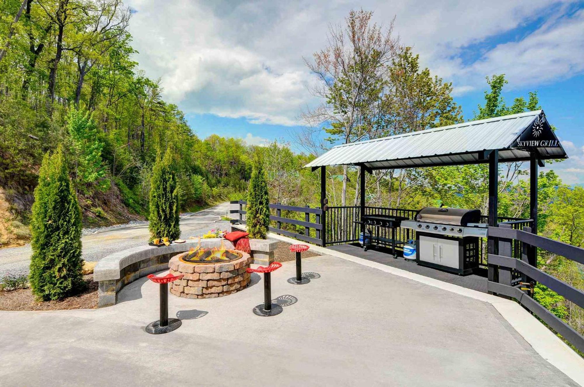 Skyview Mansion:13Bdrm, 17Bath, Sleeps 70, Indoor Pool, Amazing Views Villa Pigeon Forge Dış mekan fotoğraf